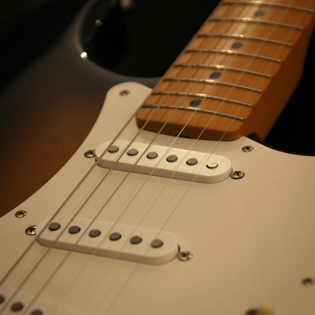 Monty's Guitars Monty's Retto Rowin d St et et s and s hands r back t