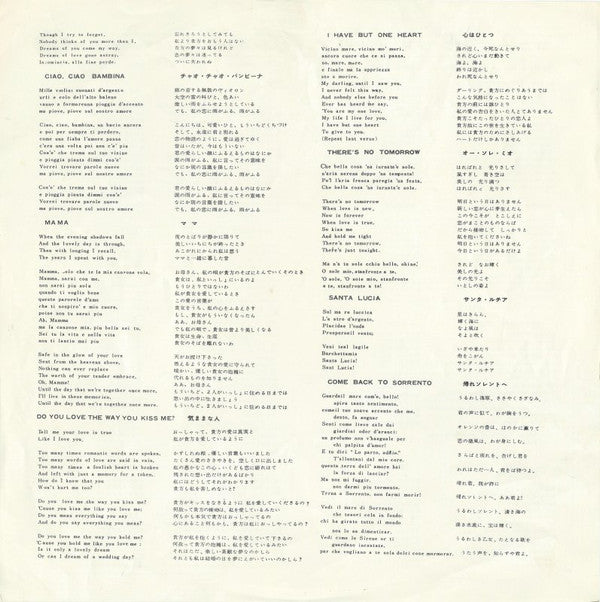 Sings Italian Favorites