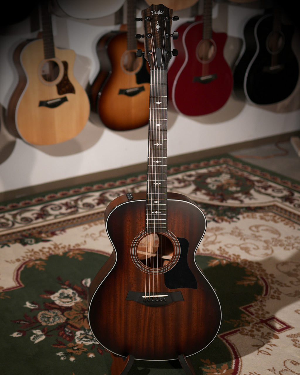 Taylor [Tested video included] 322e Mahogany V-Class [Taylor certified repairman worker]